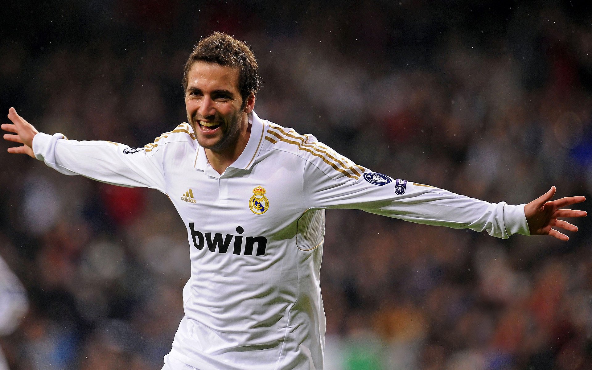 选手成长：年轻选手通过多平台直播积累比赛经验，选手成绩